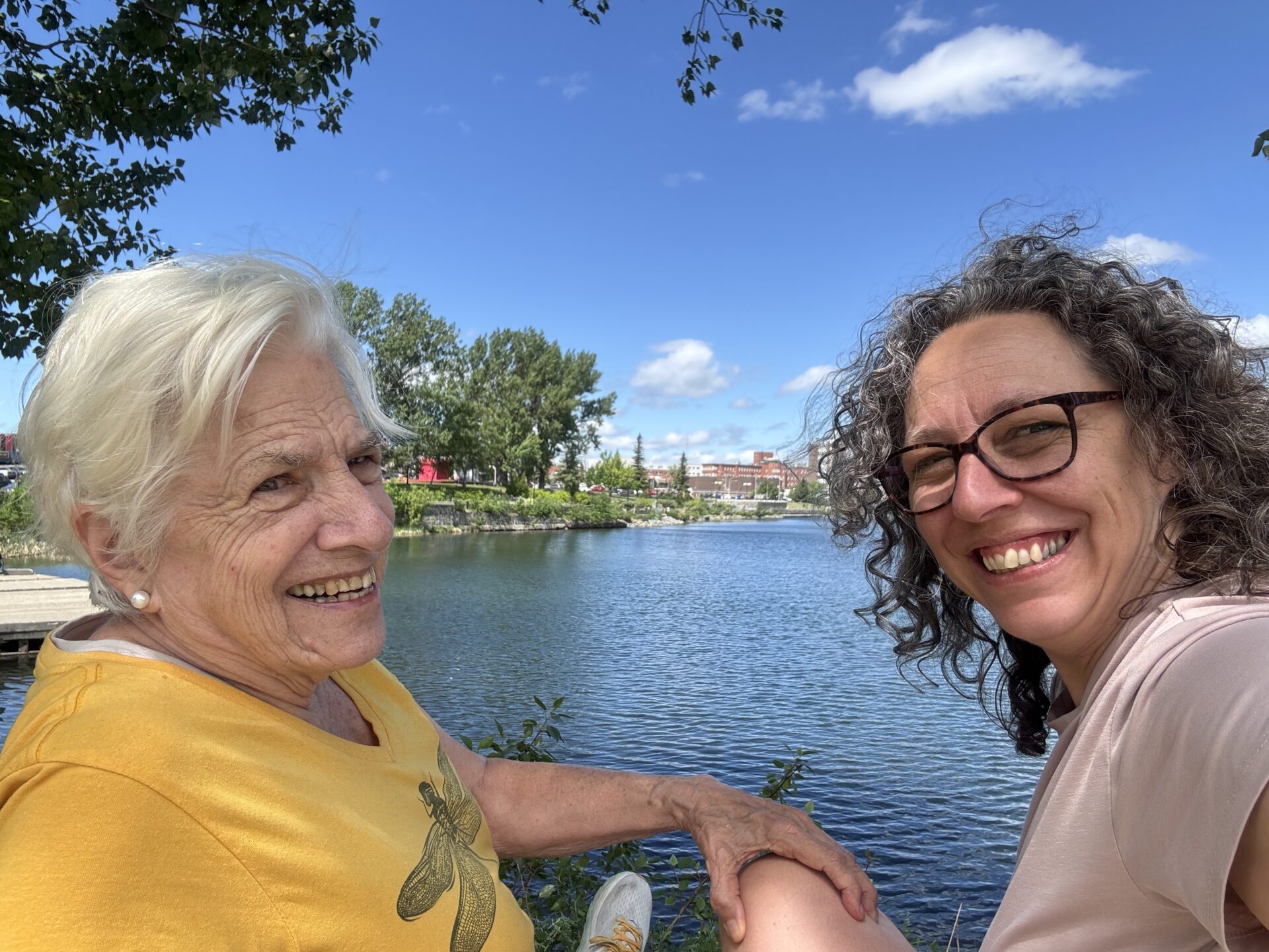 L&rsquo;artiste Betsy Damon en visite au lac Osisko